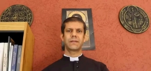 Vaticano excomunga mais um padre brasileiro por ligação com movimento que celebra missa de costas