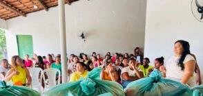 Mais de 400 famílias de Solonópole recebem cestas básicas arrecadadas durante a Solfest