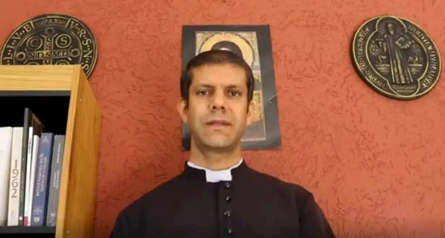 Vaticano excomunga mais um padre brasileiro por ligação com movimento que celebra missa de costas