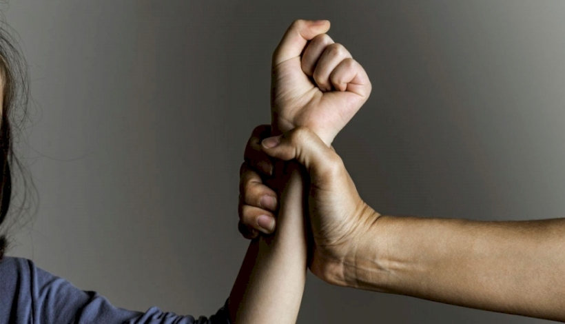 Homem é denunciado por agredir esposa e filho de 14 anos em Solonópole