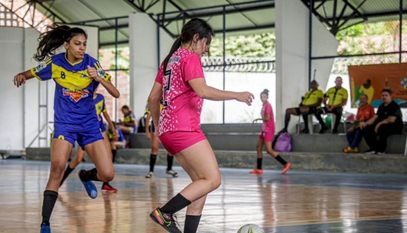 Equipes de futsal de Solonópole brilham nos Jogos Escolares 2024, garantindo vaga para a fase Macro Regional.