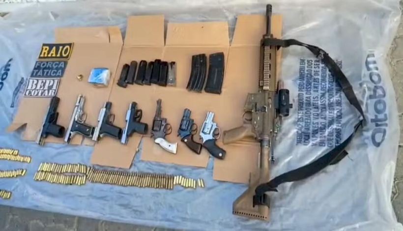 Armas e munições apreendidas após confronto entre a polícia e membros do Comando Vermelho