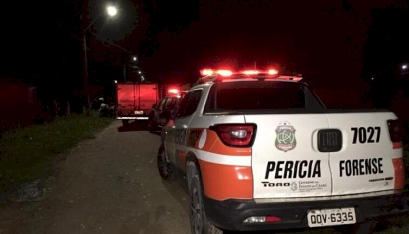 Corpo do homem foi levado pelo rabecão da Perícia Forense