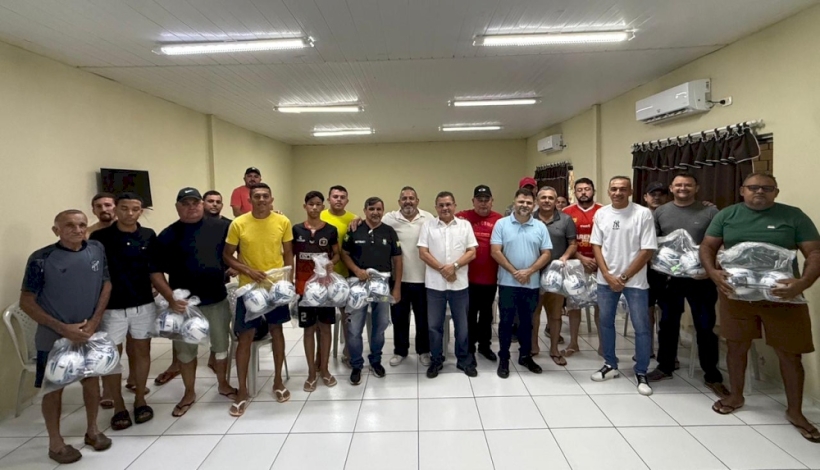 Prefeito Webston Pinheiro, secretário Raimundo Helder, subsecretário Hércules e representantes das equipes durante o encontro.