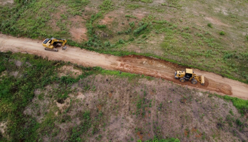 Máquinas e equipes da Prefeitura de Solonópole seguem trabalhando firme.