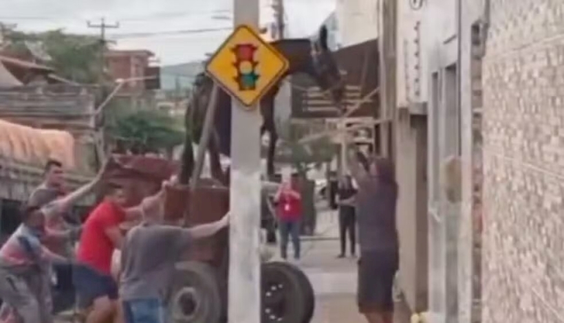 Cena chamou atenção de quem passava pela via 