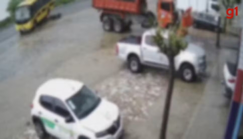 Jovem morre ao cair de moto e ser atropelada por ônibus escolar