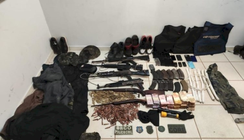 Com a quadrilha, a Polícia apreendeu 6 armas de fogo e mais de 400 munições de grosso calibre.